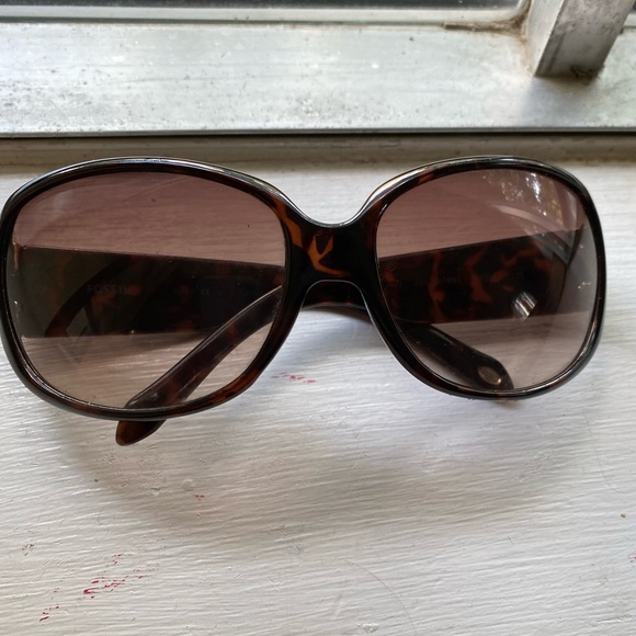 Sold- Fossil brown tortoise shell wide sunglasses - Picture 2 of 6